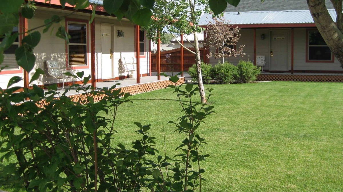 Pinedale Cabin | 600 Sqft Extended-Stay Cabin sleeps 4, adjacent to beautiful Pine Creek