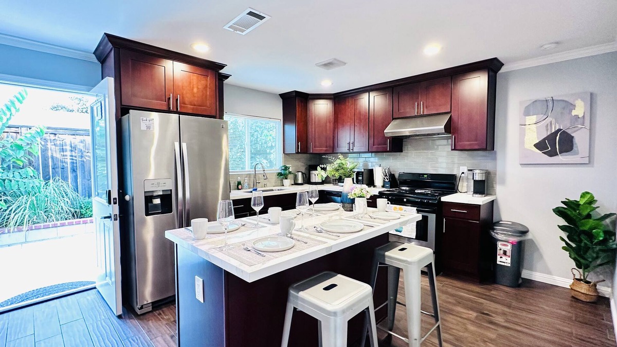 Fullerton Cottage | 600 sqft GARDEN VIEW 10mins to DISNEYLAND Guest House w/Private Entrance
