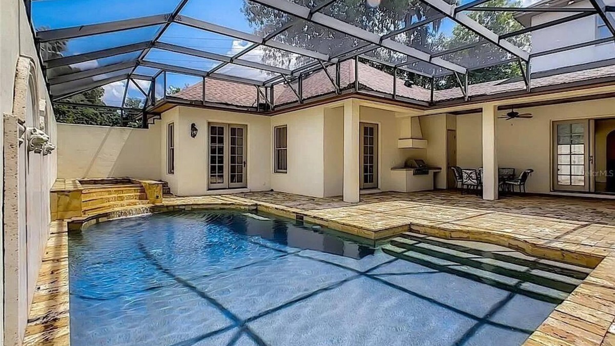 Windermere House | 6000 SGFT MANSION with POOl ,BBQ AT HEART Of GOLF CITY