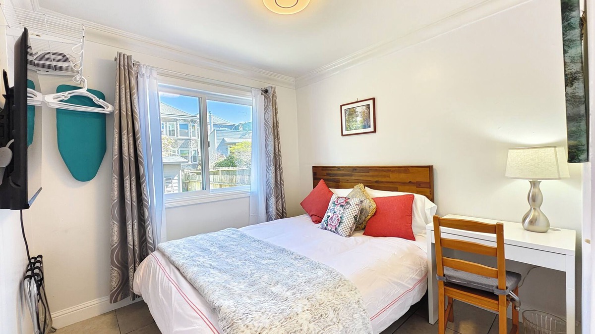 Inner Richmond House | 622- 1 bedroom 1 bathroom suite with TV, Private Bath & Kitchenette