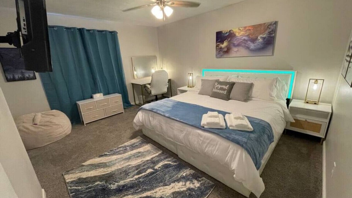 Commerce Apartment | 642 Ridgeway · NEW! King Beds, 86` Roku TV, Firepit & Grill