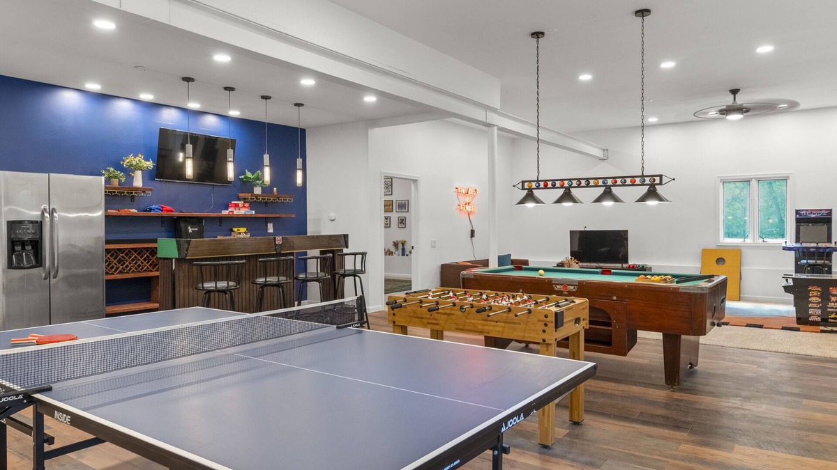 Cresco House | 6500 sqft★9BR!★Gorgeous Modern Ranch★Serene Backyard/Deck★Huge Game Room★PETS!