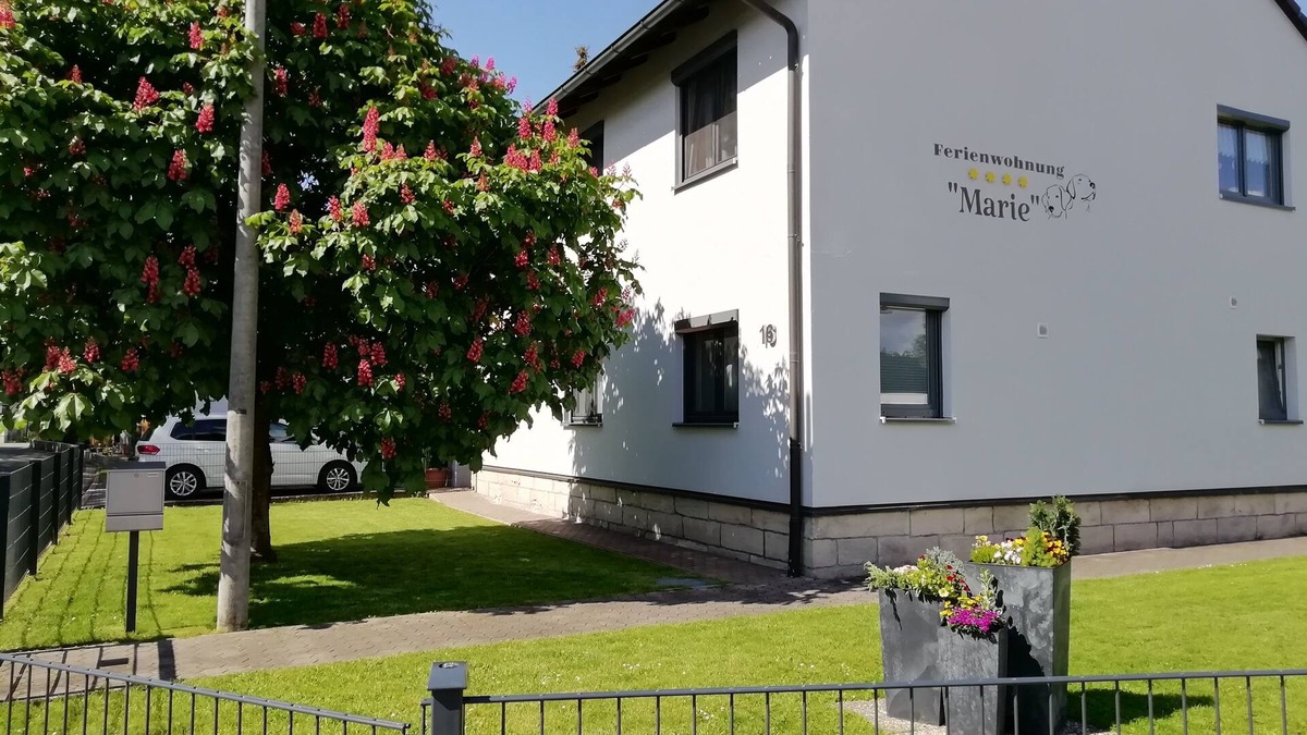 Michelau Apartment | 65qm große barrierefreie Ferienwohnung mit Fußbodenheizung und Garten für 2 Personen plus Kind