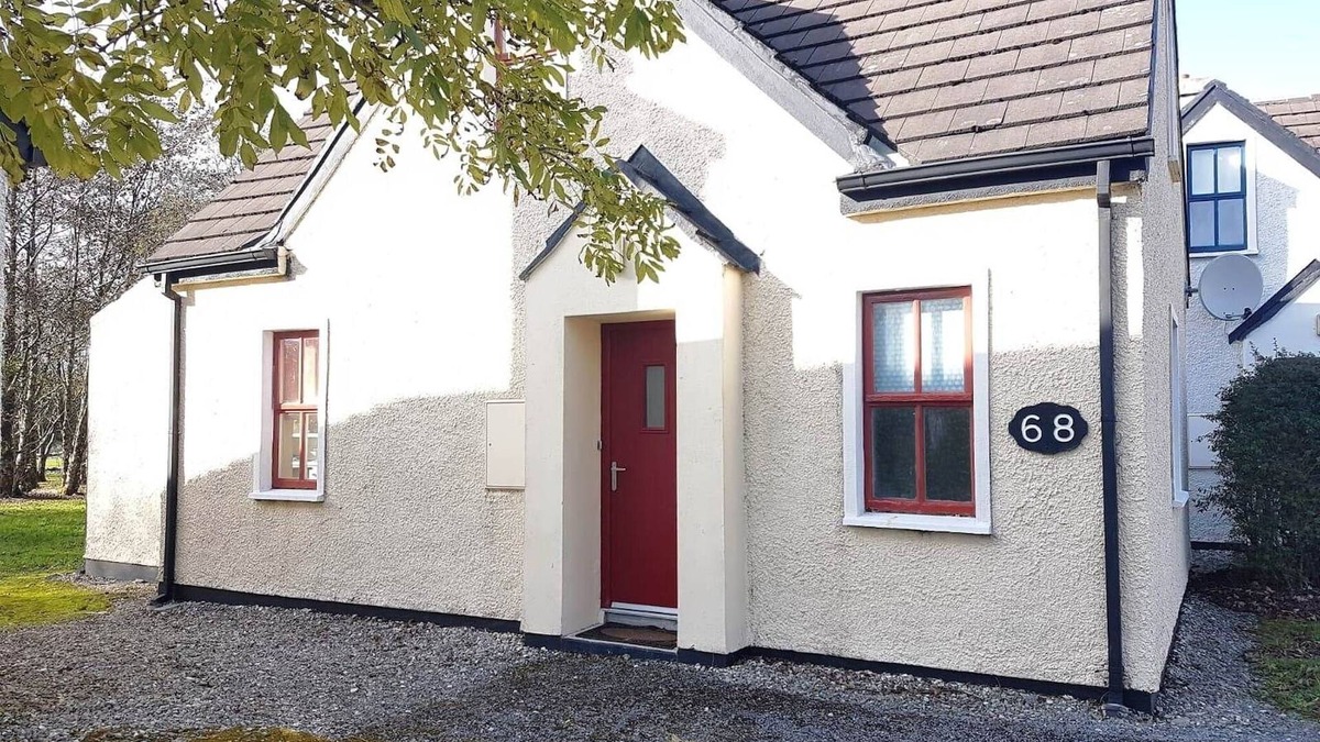 Clifden Ski Chalet | 68 Clifden Glen ideal base to explore Connemara.