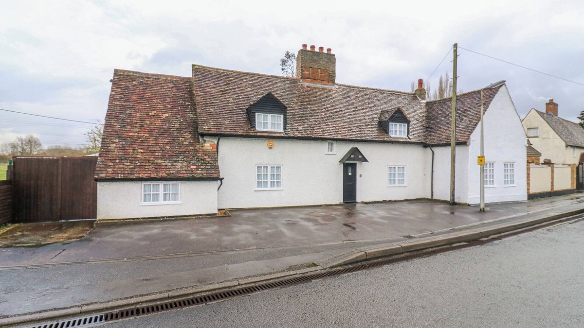 Broom Cottage | 68 GREAT NORTH ROAD, pet friendly, with a garden in Eaton Socon