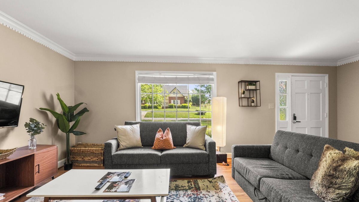 Charlotte House | 6bd 2bth, 10 beds W/Front and Back Yard- BOA, Discovery, Raptor, USNWC & Airport