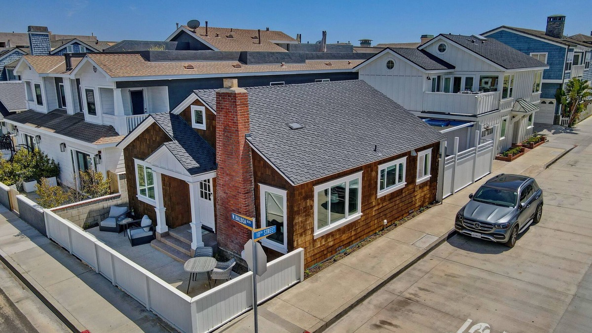 Balboa Peninsula House | 6bd-5.5b A/C Bikes Desk private courtyard/Jacuzzi