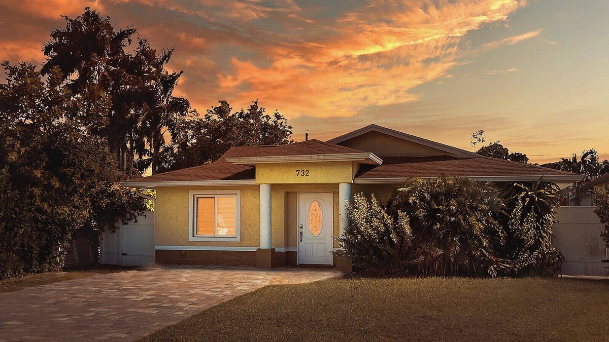 Naples Park House | 6bdr/4bath tropical paradise with heated pool and lanai, 1 mile from the beach