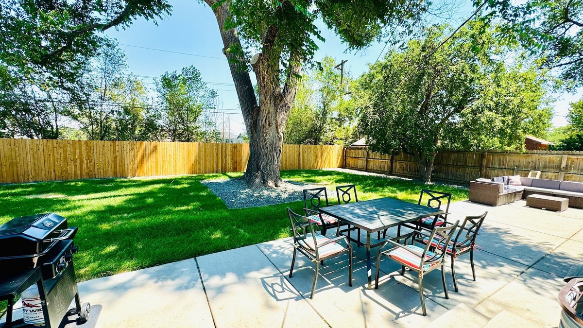 Dupont House | 6bdrm/6bath/2Kitchens/2LivingRms/2laundry; Easy access to Downtown and Red Rocks