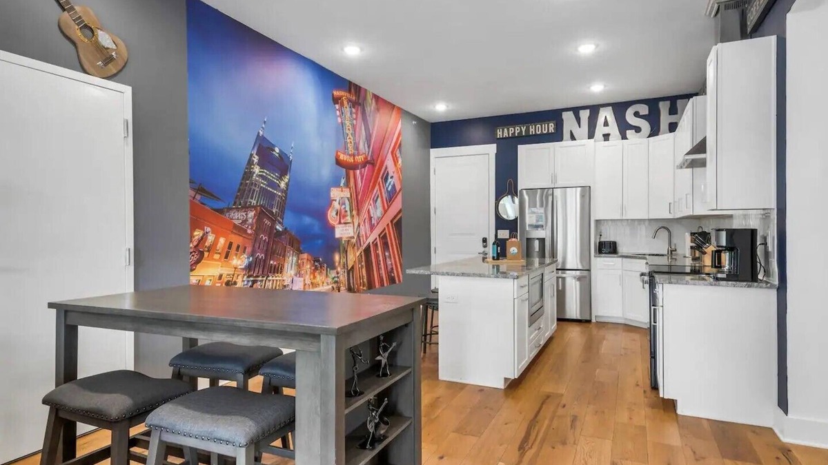 Inglewood Condo | 6bed/3bath ~14mins to Broadway/5mins to the Opry ~ Onsite gym/balcony