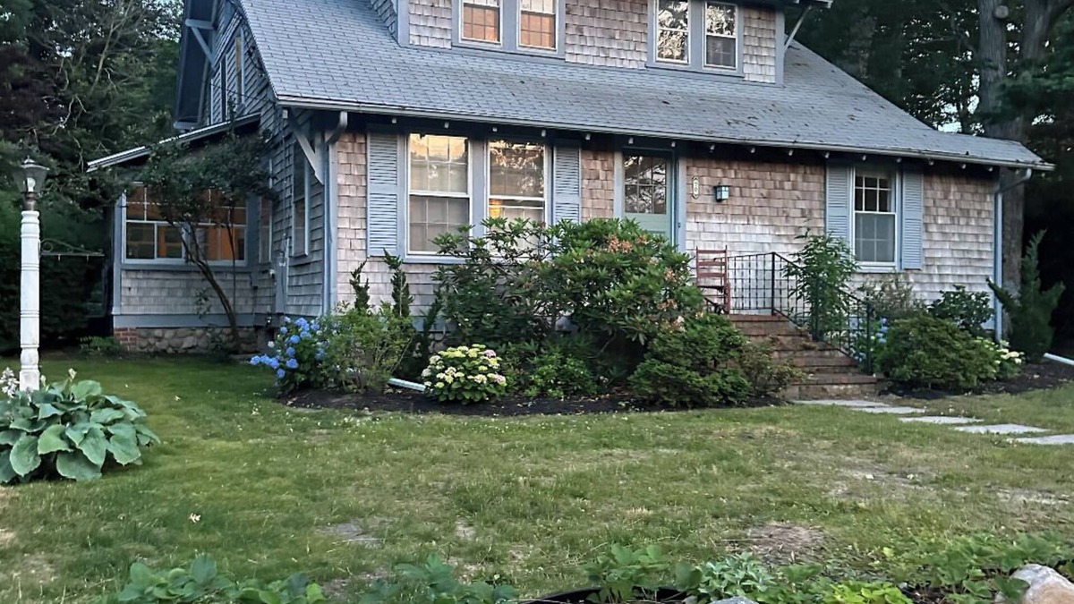 Vineyard Haven House | 6bedroom, 4bath, chefs kitchen, central air, ping pong, walking distance to town
