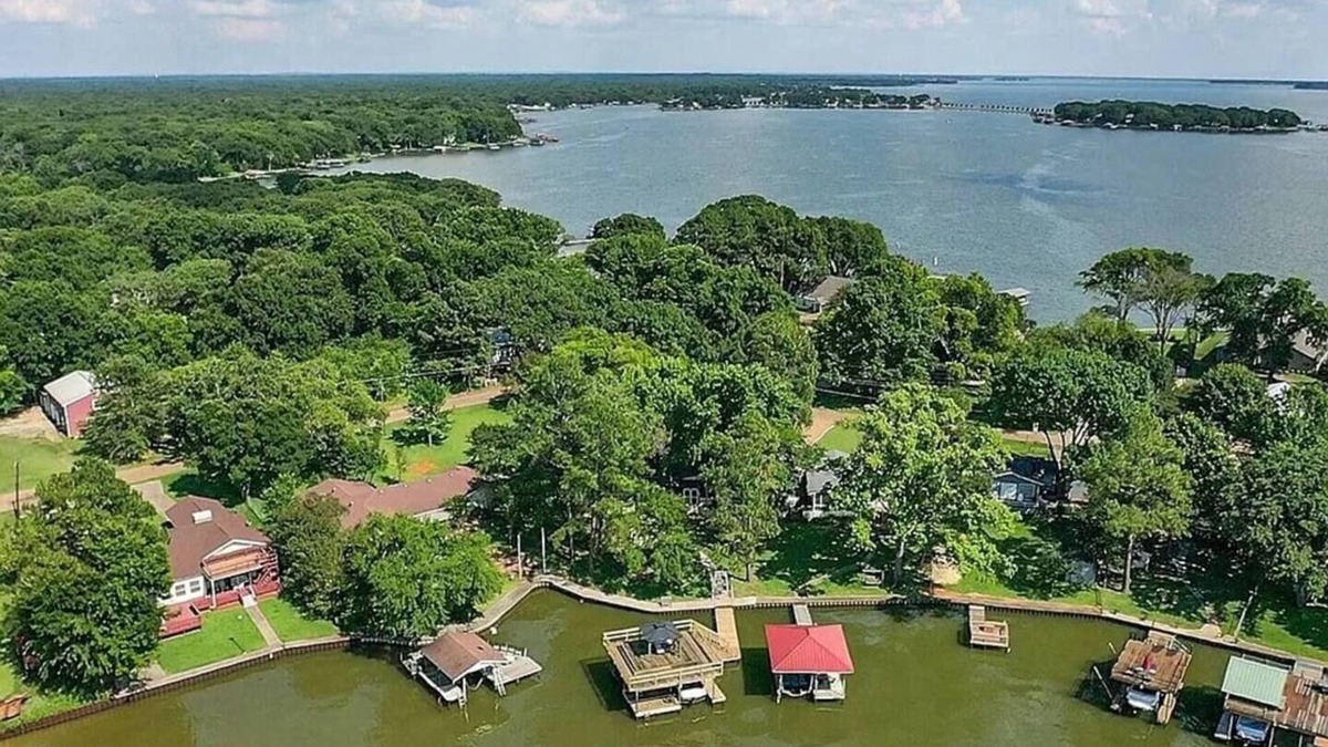 Leisure Land House | 6BR/5Bath Single Story Lake Front Home at Cedar Creek w/boat rental option