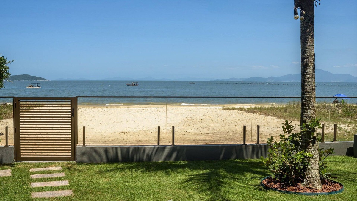 Zimbros Apartment | 6BR Beachfront Home in Bombinhas Abm0101
