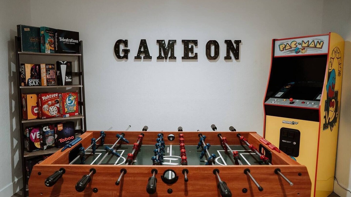 Lakewood House | 6BR Hideaway | Hot Tub | Projector | Game Room