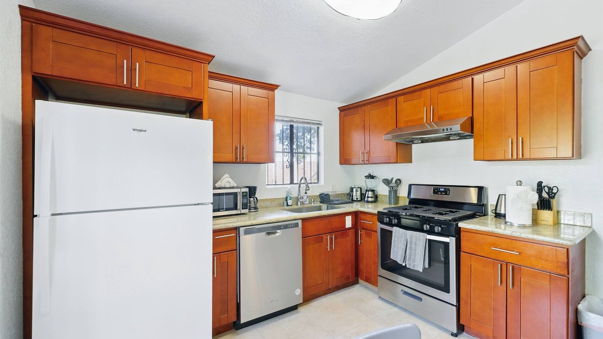 Oakland House | 6BR Home Near Downtown Oakland & BART
