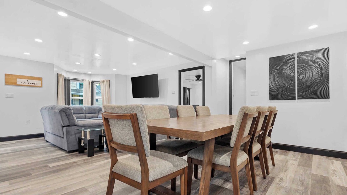 Niagara Falls House | 6BR Homes Perfect for Large Groups & Families Near Niagara Falls Attractions