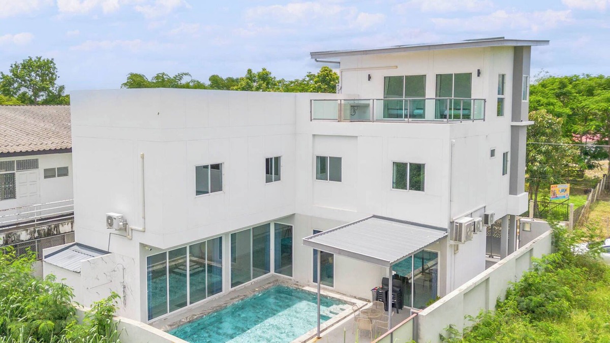 San Kamphaeng Villa | 6BR Pool Villa w/Karaoke and Pool Table near Golf