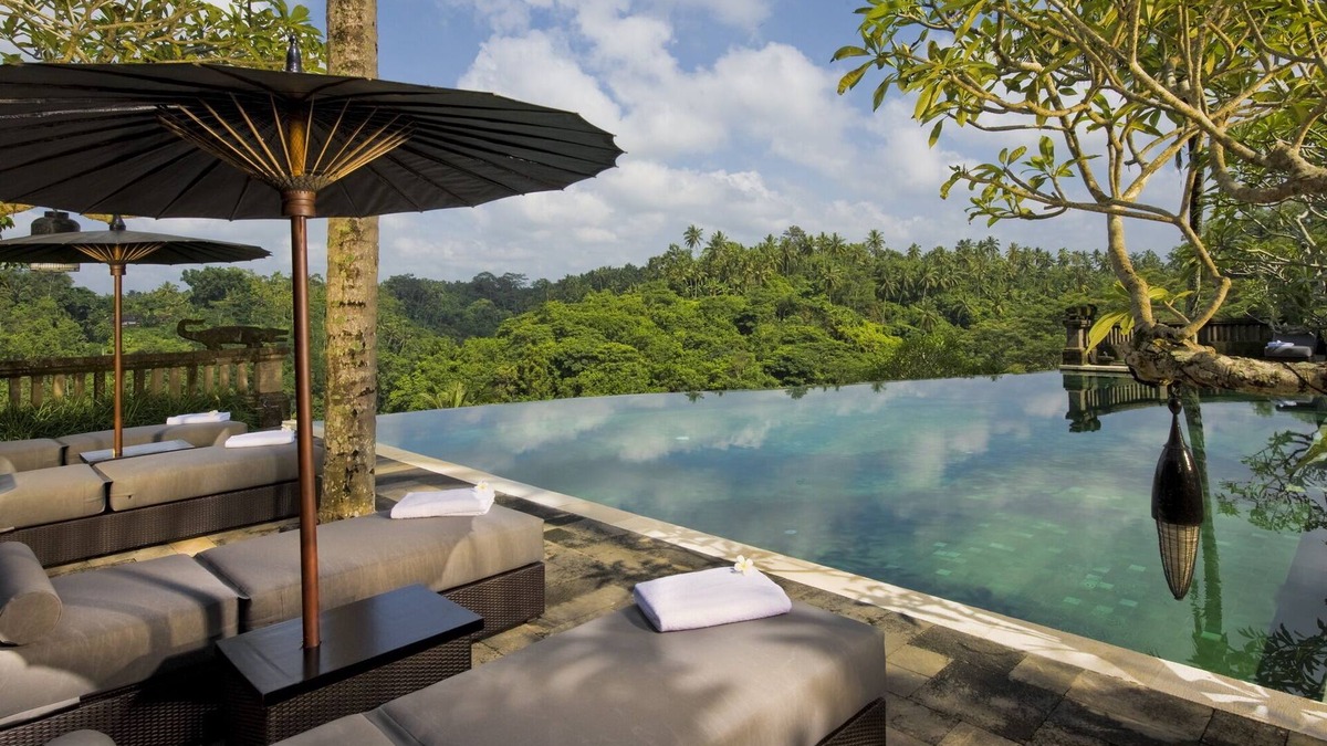 Samplangan Villa | 6BR Villa W/Waterfall, Jacuzzi In A PRIVATE Garden! - Infinity Swimming Pool!