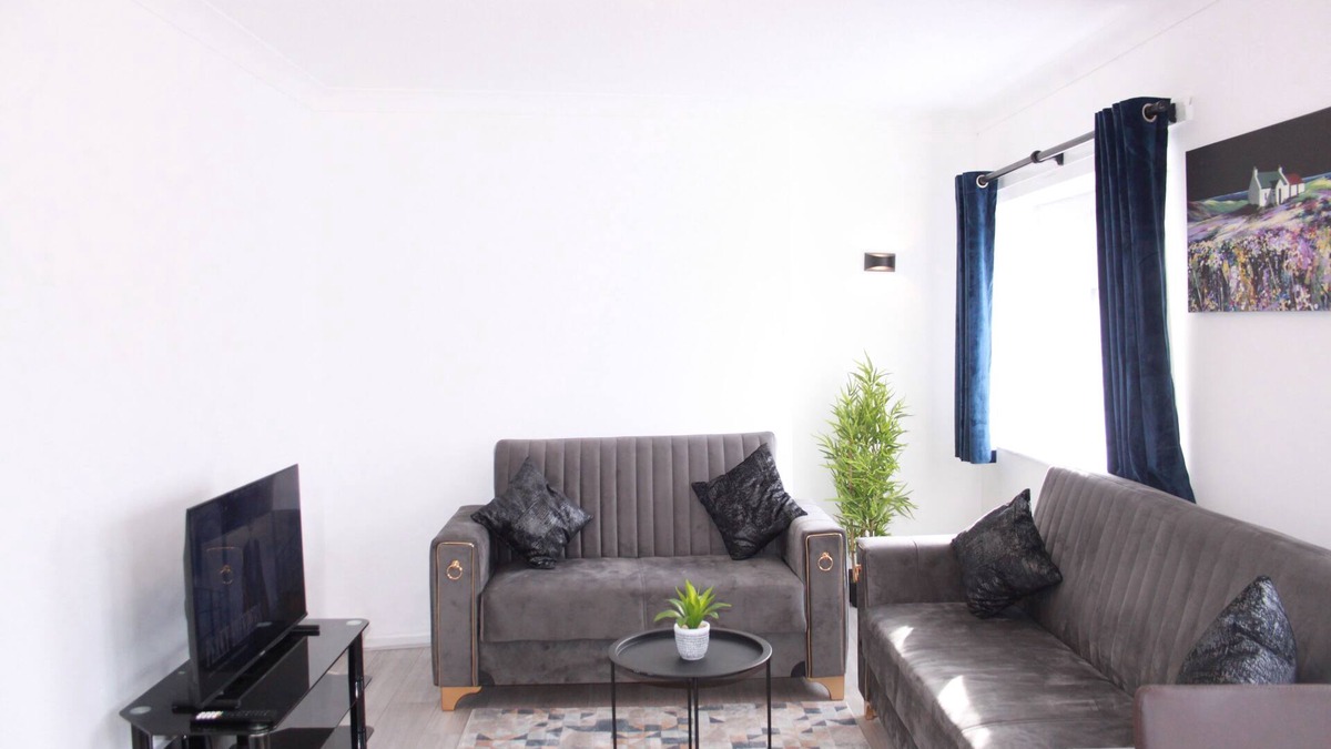 Harlow Apartment | 6Guests-Parking-NearStansted-Accessible