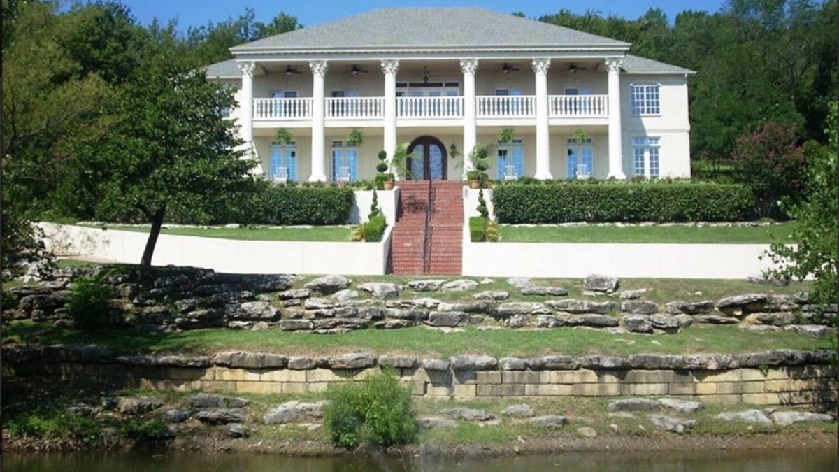 South Tulsa House | 7,000 Sqft At 'The Columns' Estate In South Tulsa