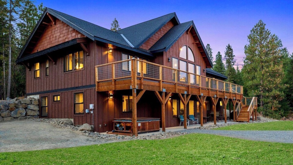 Cle Elum House | 7 Bd, Swim Spa, Game Room, Sleeps 24!