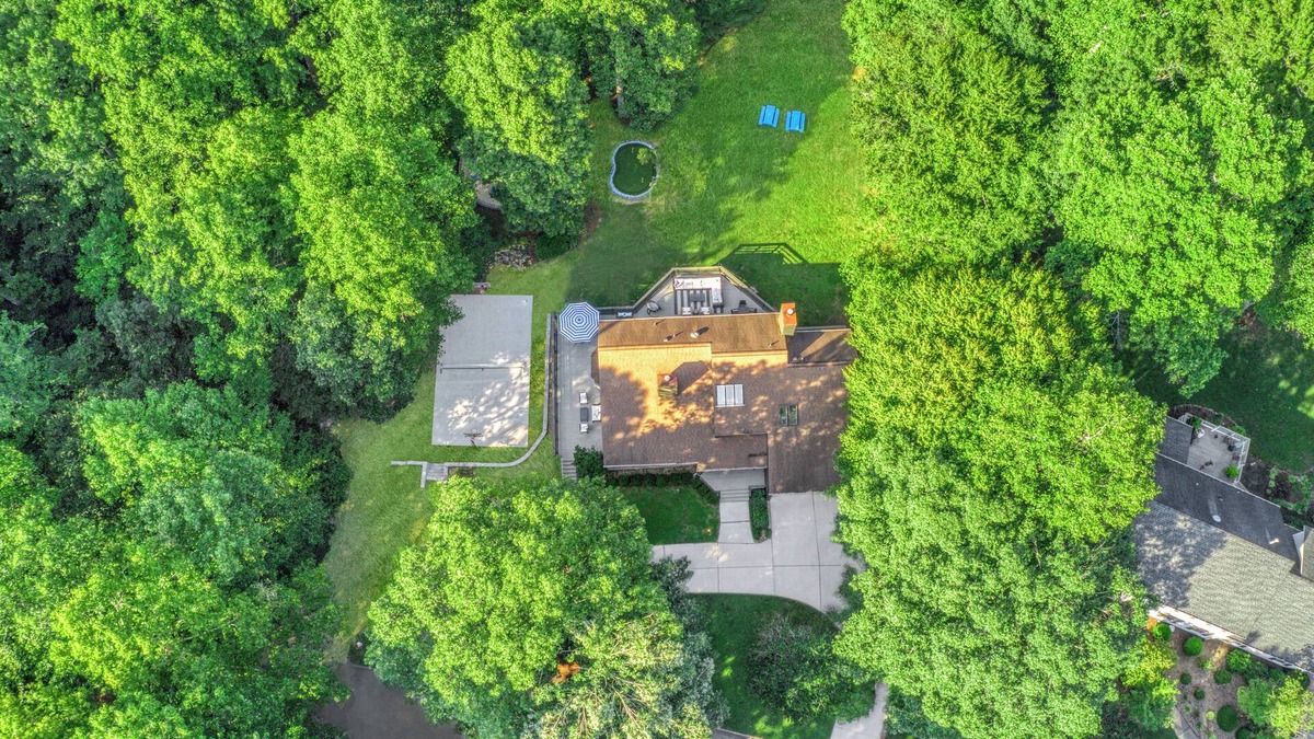 Jamestown House | 7 Bdrm, Pickleball, Bball, HotTub, FirePit, Golf!