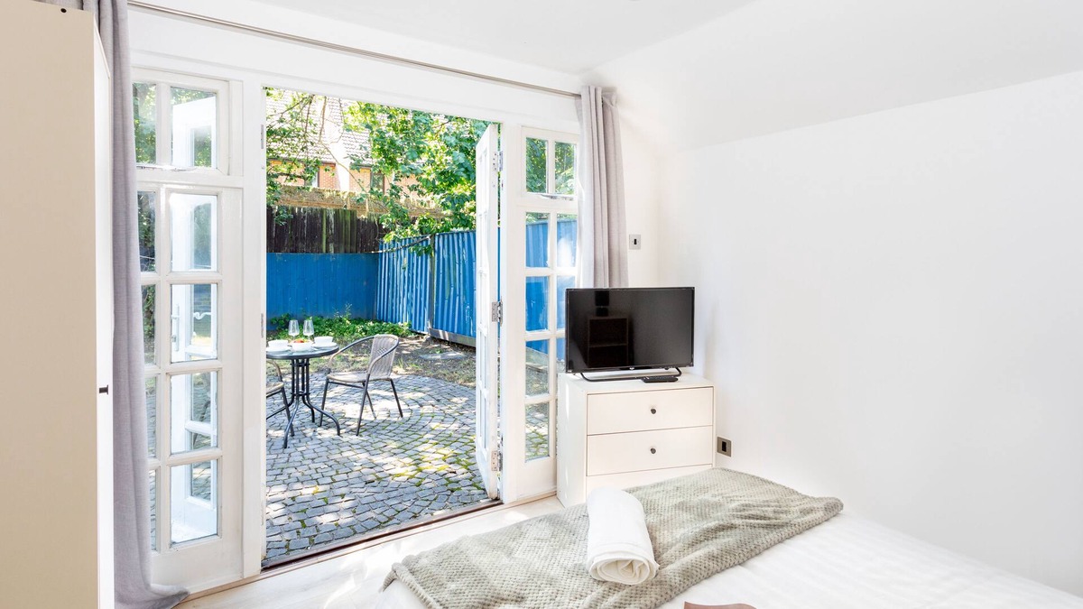 Hainault Cottage | 7 Bed Detached Cottage with Free parking and WiFi