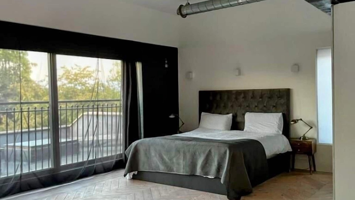 Winchmore Hill House | 7 Bed House - Sleeps 26 - Parking - Wifi - Garden