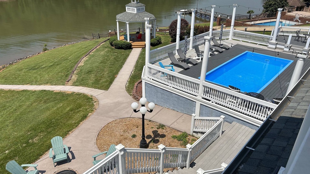 Dixie - Berryhill House | 7 Bed Lakefront Villa with a Pool and Pontoon boat available for rent!