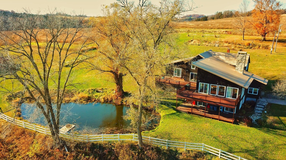 Decorah Cabin | 7 bedroom/3 bathroom Decorah Lodge on private Creek - SLEEPS 20