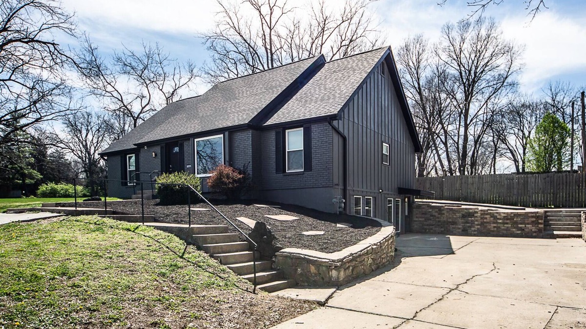 Waldron House | 7 Bedroom 5 Bath 4500+ Square foot w/Pool Table