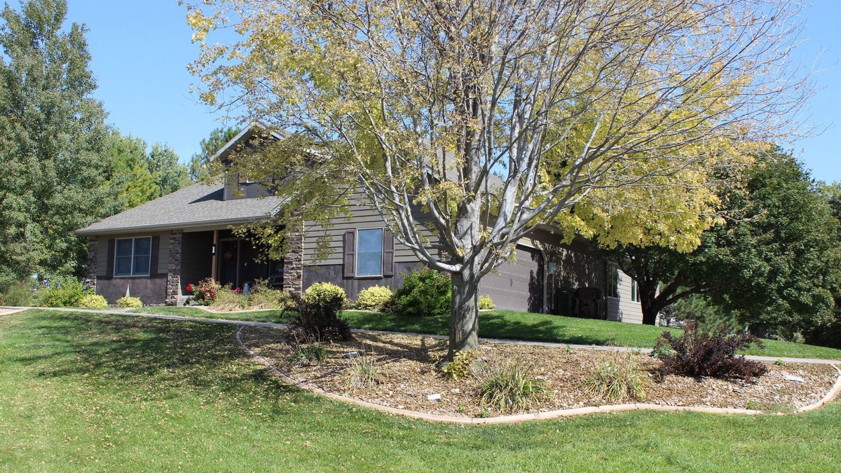 Kearney House | 7 Bedroom 6.5 bath Huge Kearney Ne Home 6 Car Garage
