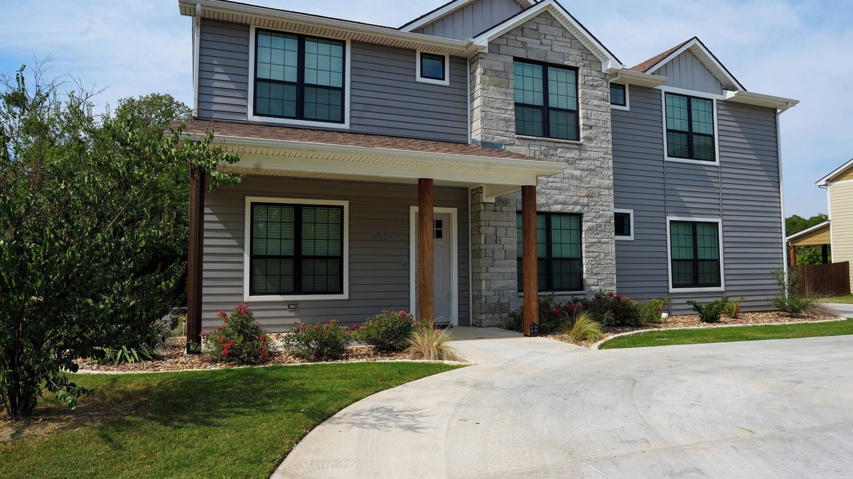 Stephenville House | 7 Bedroom 7.5 Bathroom House 1 Mile from Tarleton State University