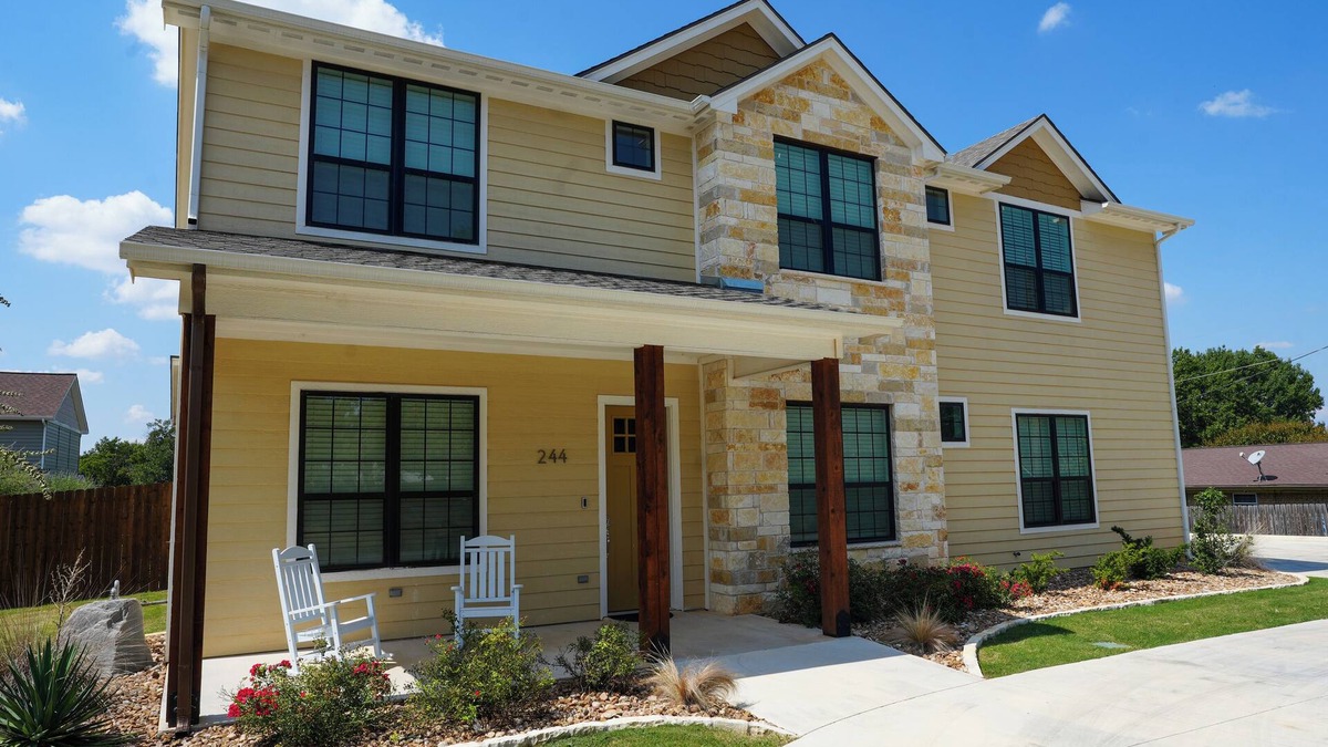 Stephenville House | 7 Bedroom 7.5 Bathroom Villa Close to Tarleton State & Perfect for Large Groups