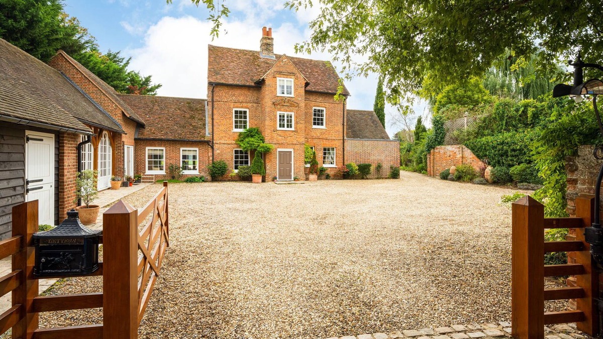 Winkfield House | 7 bedroom Grade ll listed farmhouse in the beautiful village of Winkfield.