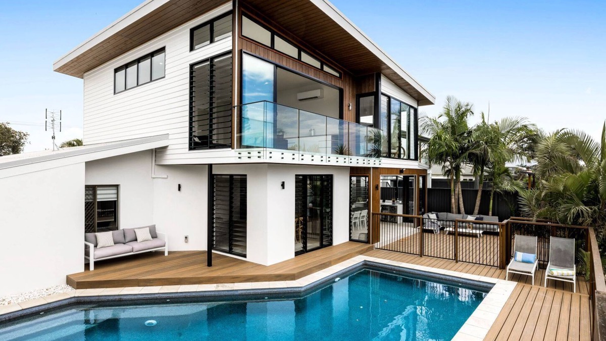 Mooloolaba House | 7 bedroom home on canal with private jetty for casual fishing and separate living areas for the exte