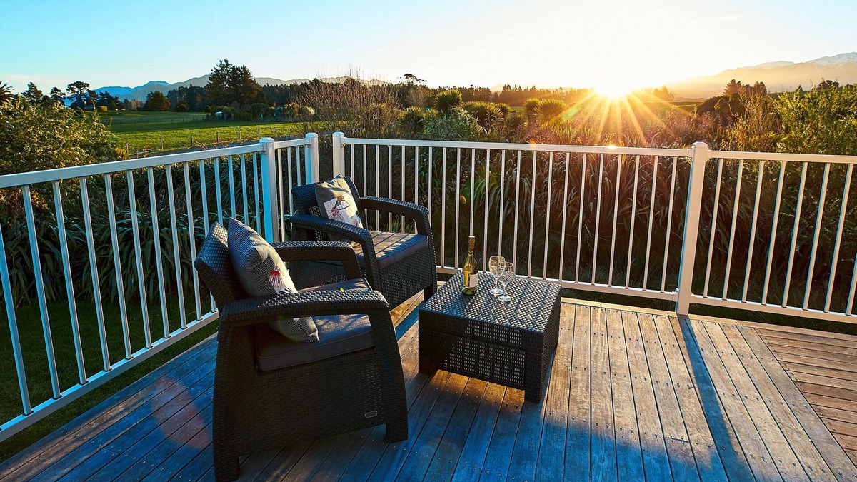 Kaikoura Cabin | 7 Bedroom Home with Mountain Views, free wi-fi, ocean, golf, cycle track nearby