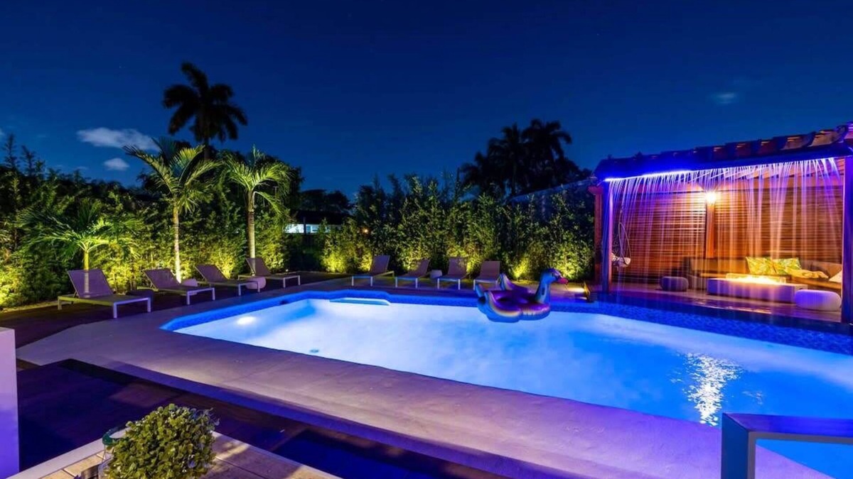Golden Glades House | 7 Bedroom Villa Catalina Salt Water-Pool BKT Court