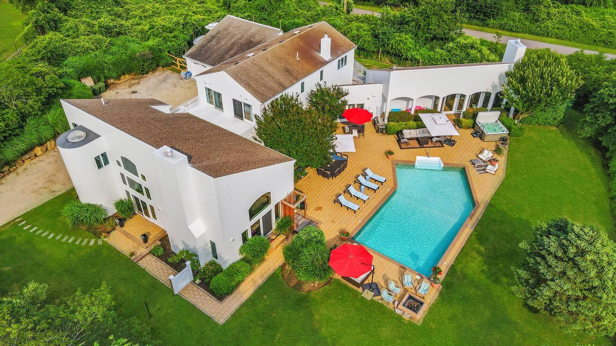 Montauk Villa | 7 Bedroom Villa Retreat Overlooking Lake Montauk