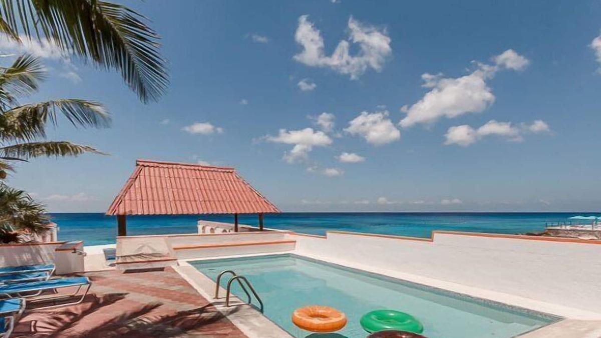 Zona Hotelera Norte House | 7 Bedrooms, Oceanfront, Bike Path to Town