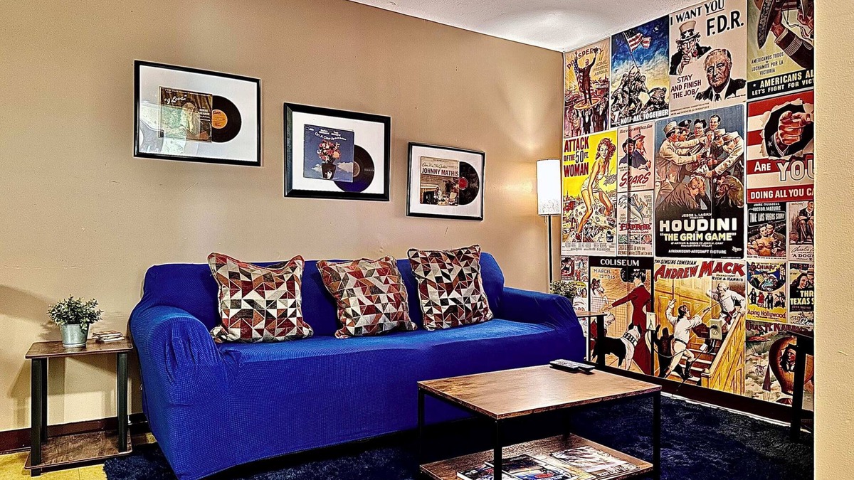 Downtown Pittsburgh Apartment | 7 Beds! Explore downtown Pittsburgh | Large Groups