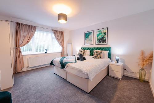 Penylan Apartment | 7 Beds - Spacious Apartment - Free Parking