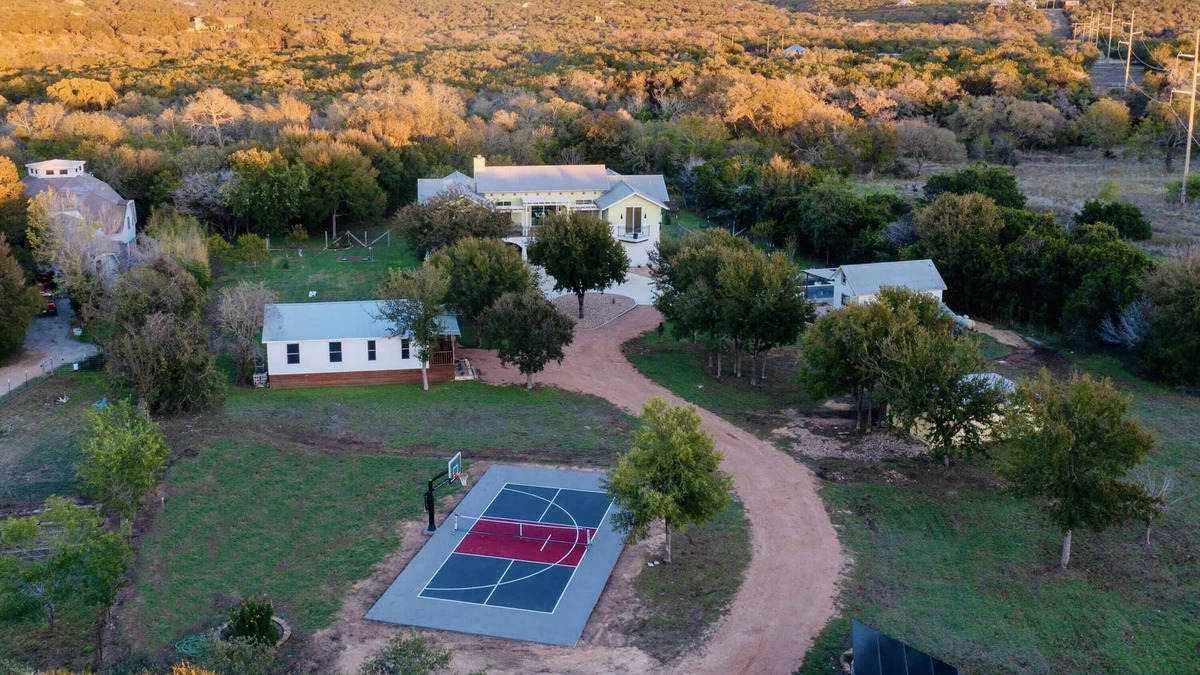 Driftwood House | 7 BR Gated Compound | Sleep 26 | Pool | Pickleball Court