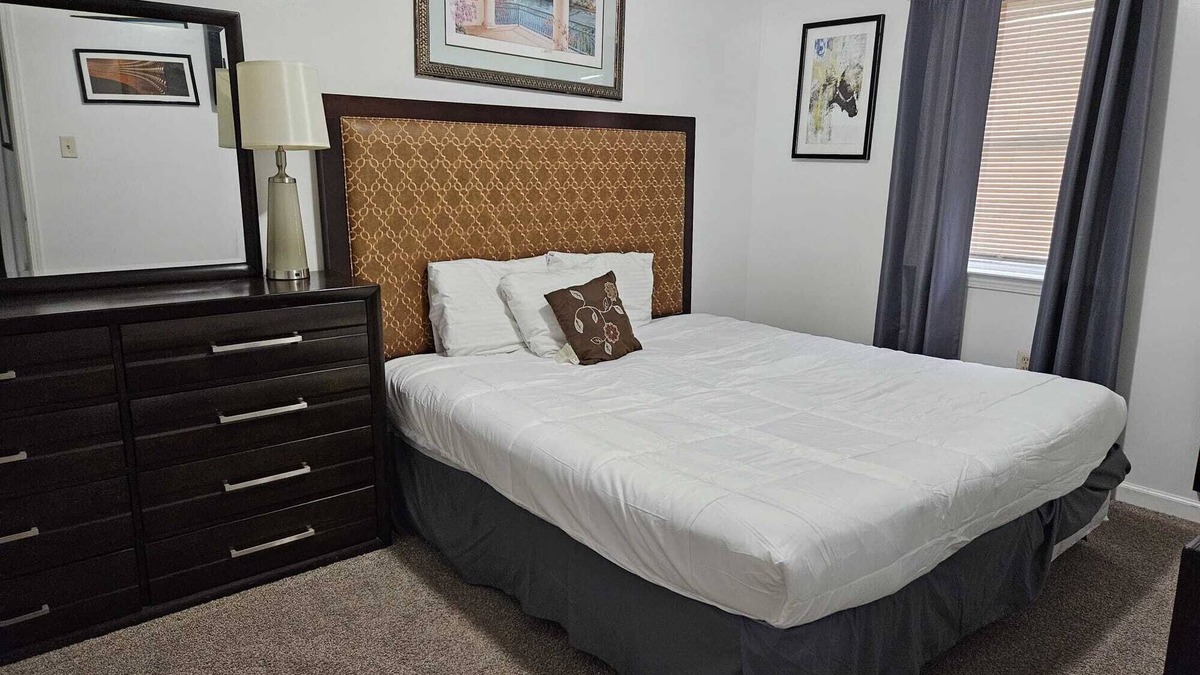 Raleigh House | 7 BR Secluded Compound-Abundant Parking-Minutes from Downtown & Airport.