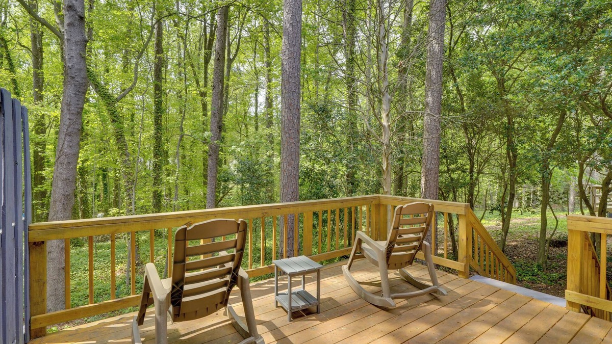 North Raleigh House | 7 Mi to Dtwn Raleigh: Townhome w/Deck!