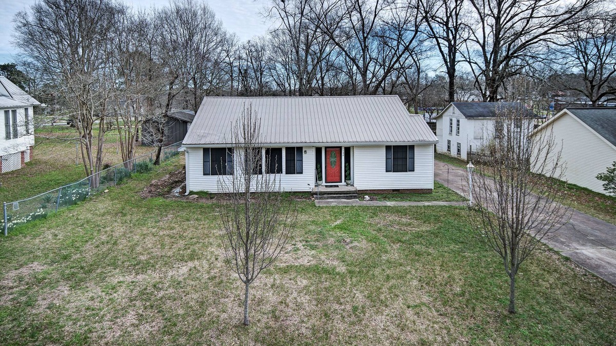 Flora House | 7 minutes from Providence Farm, MS Blues Trail and The Petrified Forest!