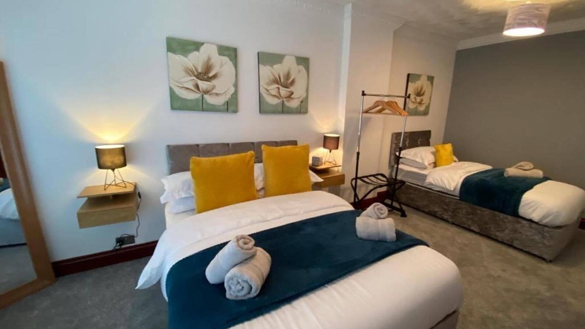 Cwmbrwla Apartment | 7 Person Home Flat W/parking - Near Swansea Centre