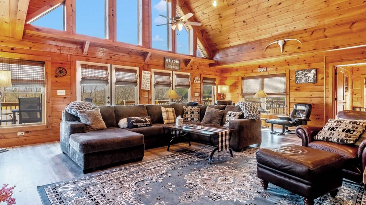 Rutherfordton Cabin | 7 person new HOT TUB at Stunning Log Cabin 4 bed 4 full bath 5 min to TIEC