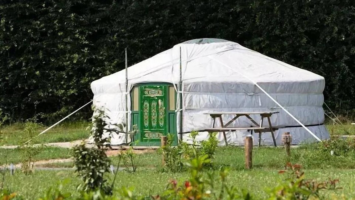Dienne Cabin | 7-person yurt