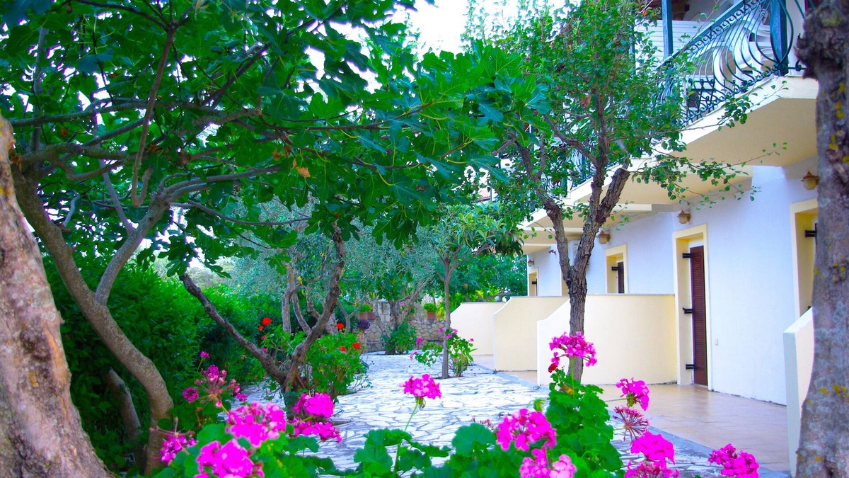 Neromilos Apartment | 7 Seaview Studios 150 meters from the Sea + 6000 sq.m2 garden (14 to 19 persons)